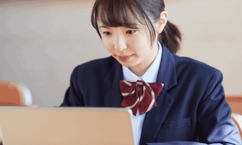 勉強する女学生