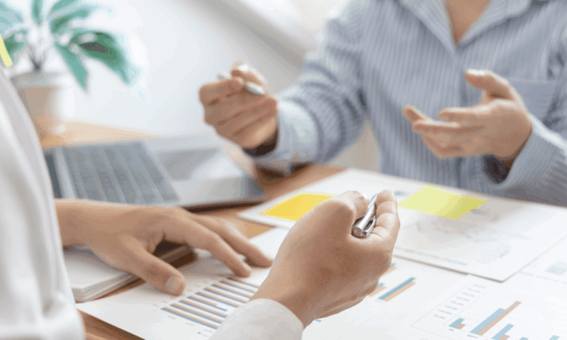 悩んでいる保護者に語りかける講師