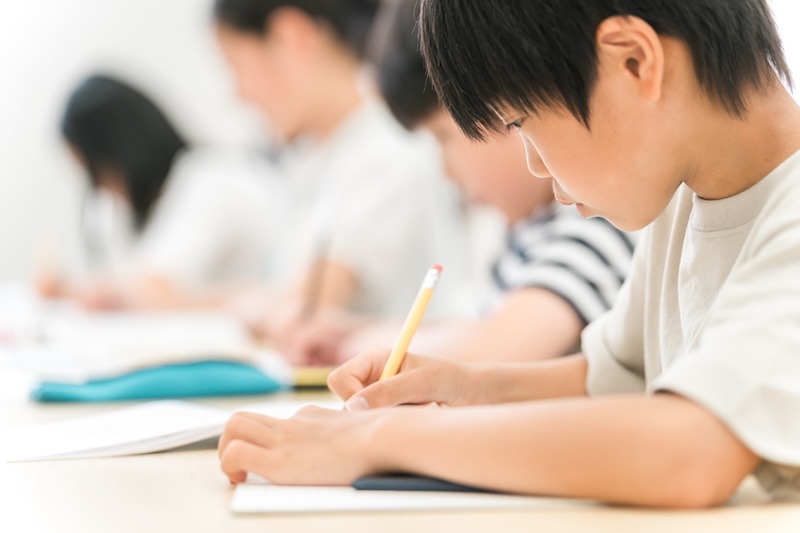 集団塾で学ぶ小学生