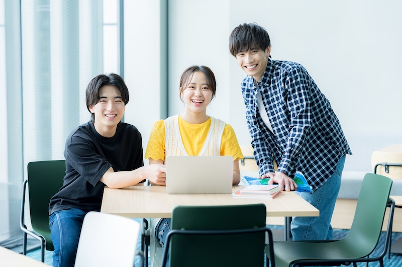 キャンパスで楽しそうに過ごす大学生